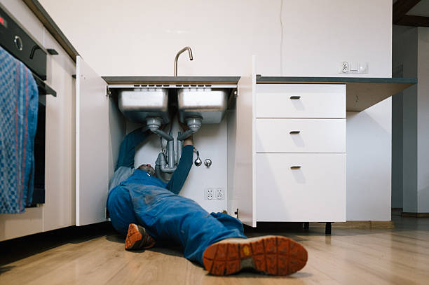 Professional Emergency Plumber technician working in Jackson, MI